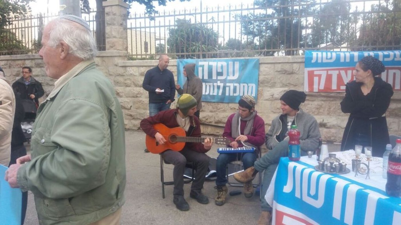 קבלת שבת מול בית רוה"מ: עפרה מחכה לנתניהו