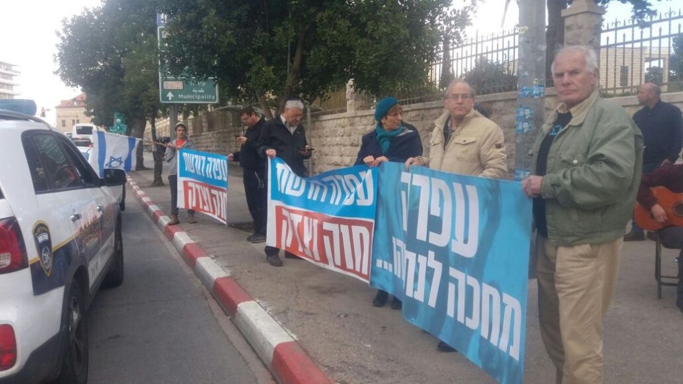 קבלת שבת מול בית רוה"מ: עפרה מחכה לנתניהו