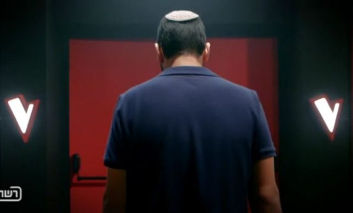 אולי הכיפה פחות עובדת בשלב ההופעות החיות (צילום מסך מתוך התכנית)