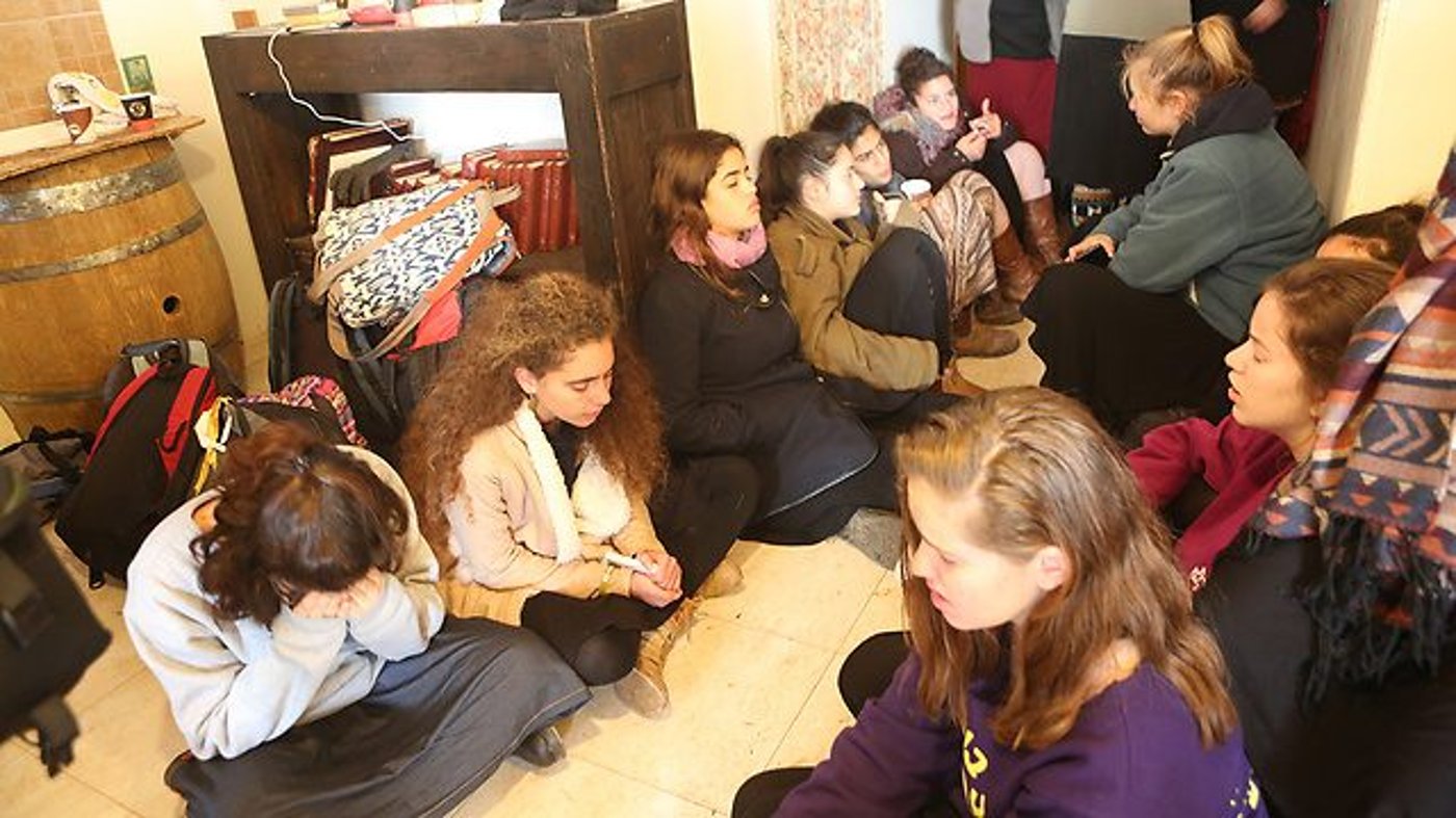 צפו:שירים, תפילות ודמעות: השעות האחרונות בעמונה