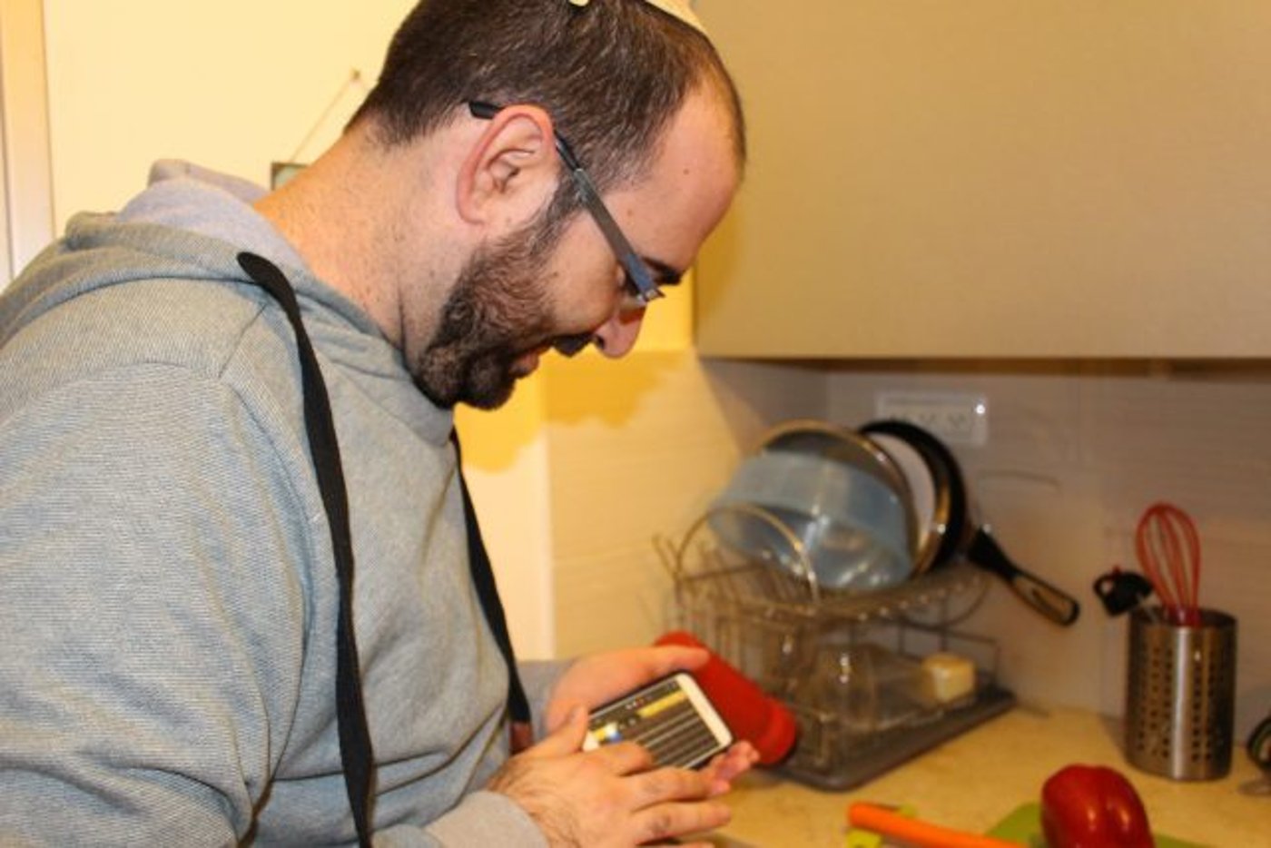 "מנגן ושר…" ובין לבין כותב סטטוסים