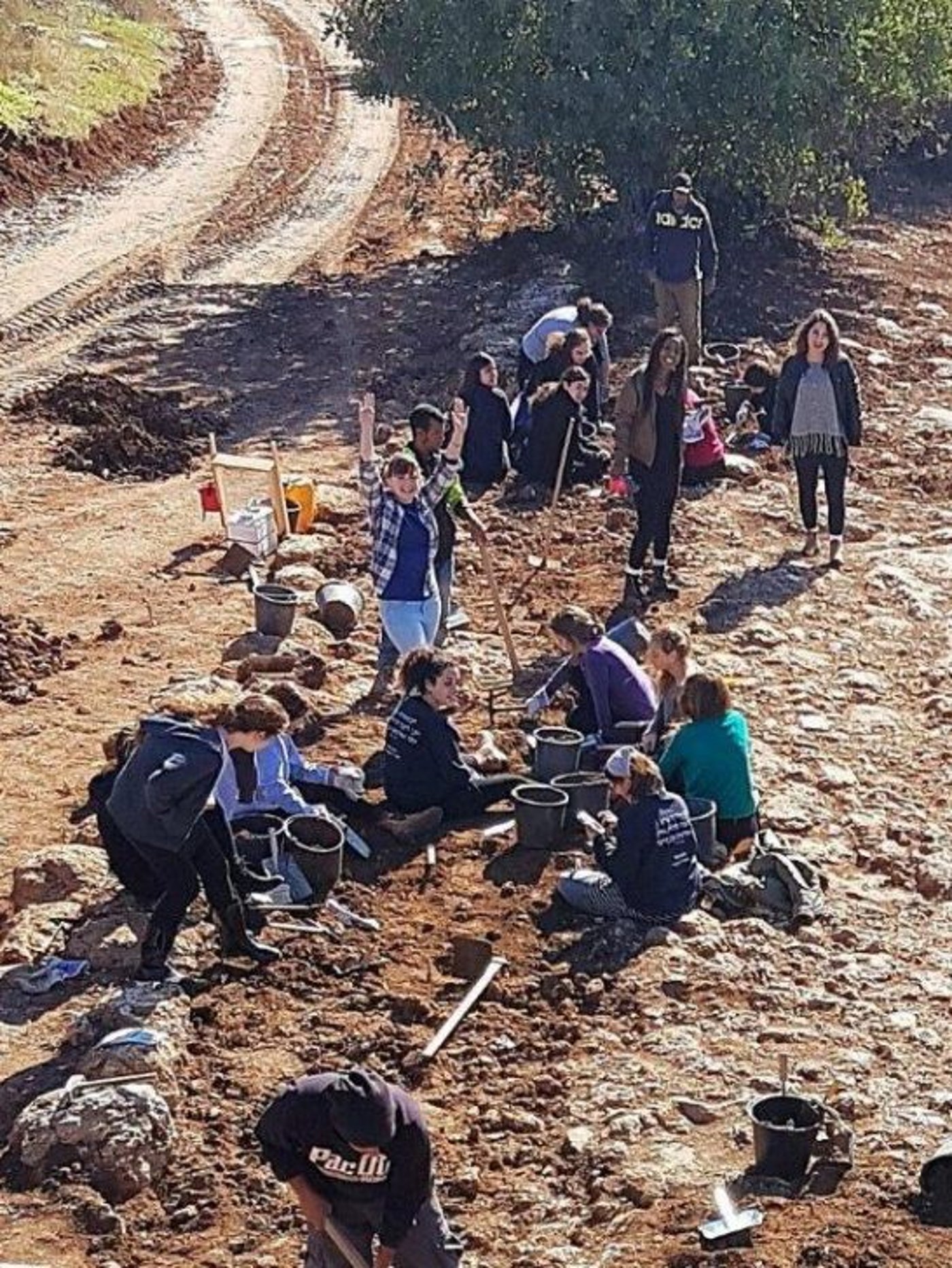 בנות אולפנת "אמית נגה" שהתנדבו בחפירה.