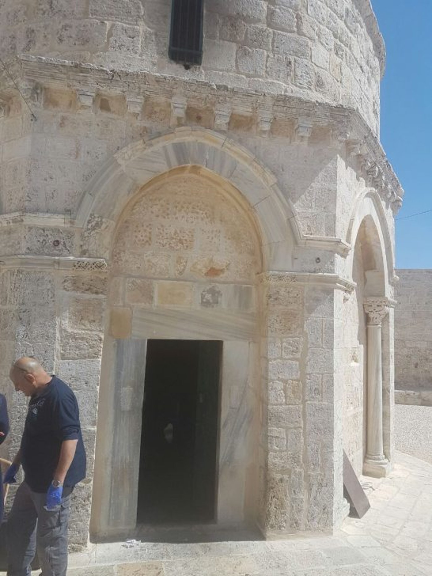 מבנה הכנסייה שהוצת