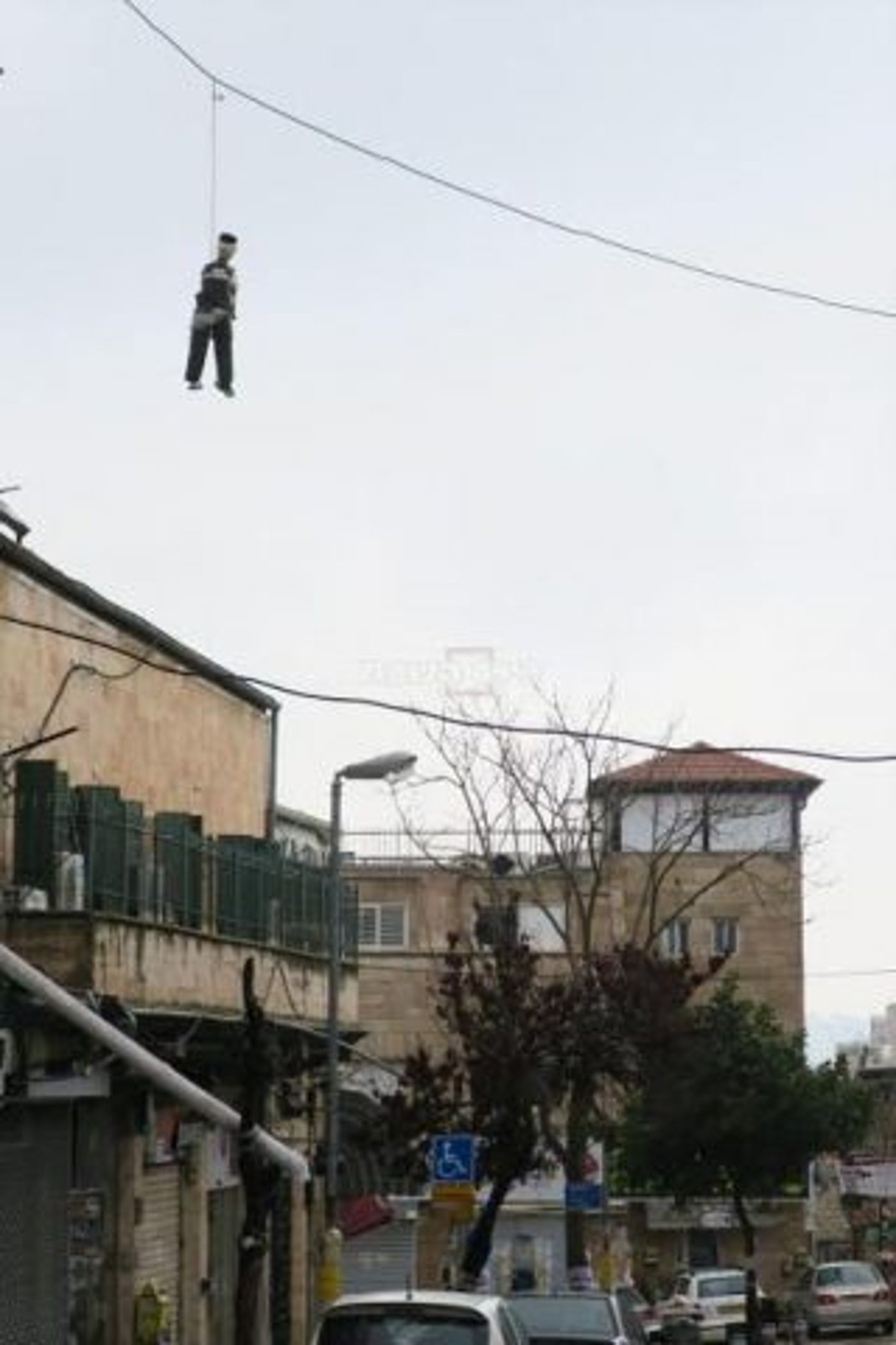 זעזוע בירושלים: בובות 'חייל חרדי' נתלו ברחבי העיר