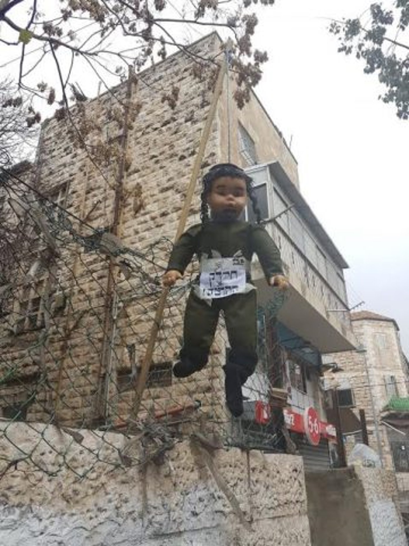 זעזוע בירושלים: בובות 'חייל חרדי' נתלו ברחבי העיר