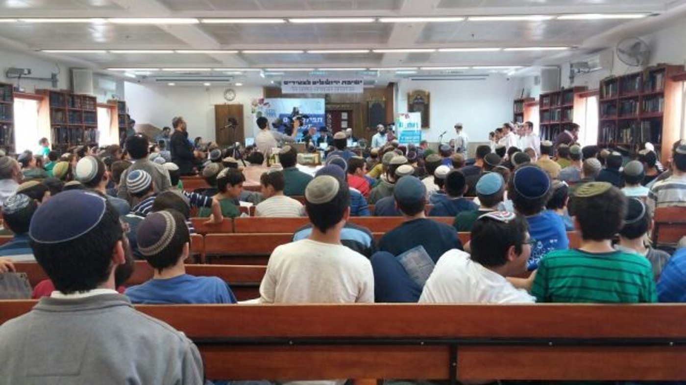 תפילת רבים של תלמידי החמד לציון 50 לאיחוד העיר ירושלים