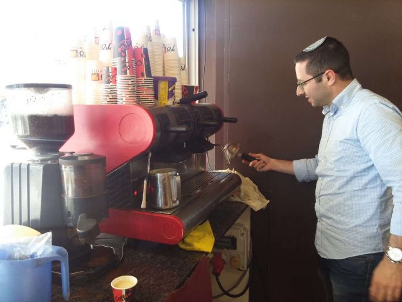 יודע להכין גם קפה
