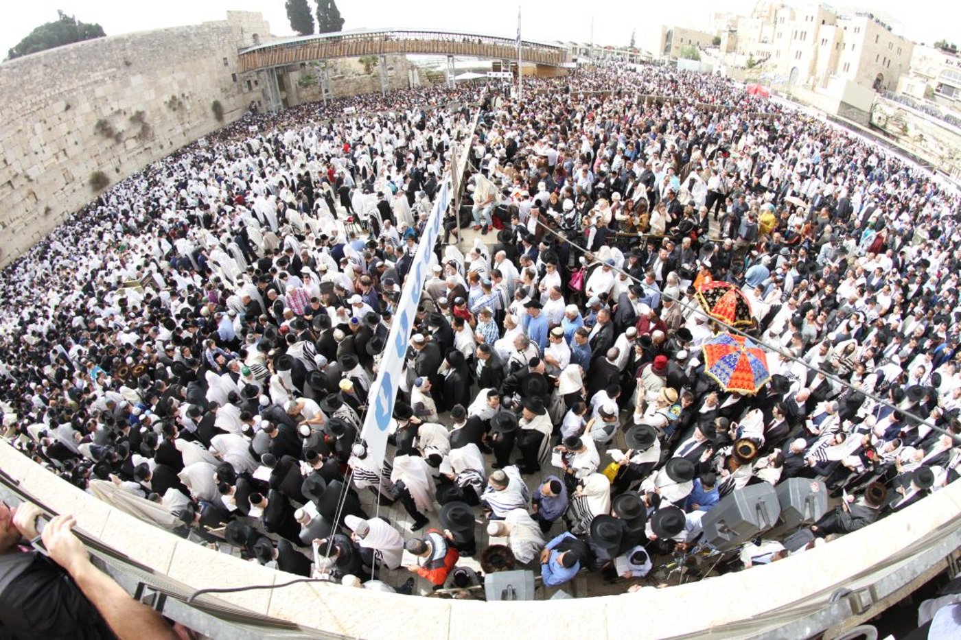 עשרות אלפים במעמד ברכת הכהנים בכותל המערבי