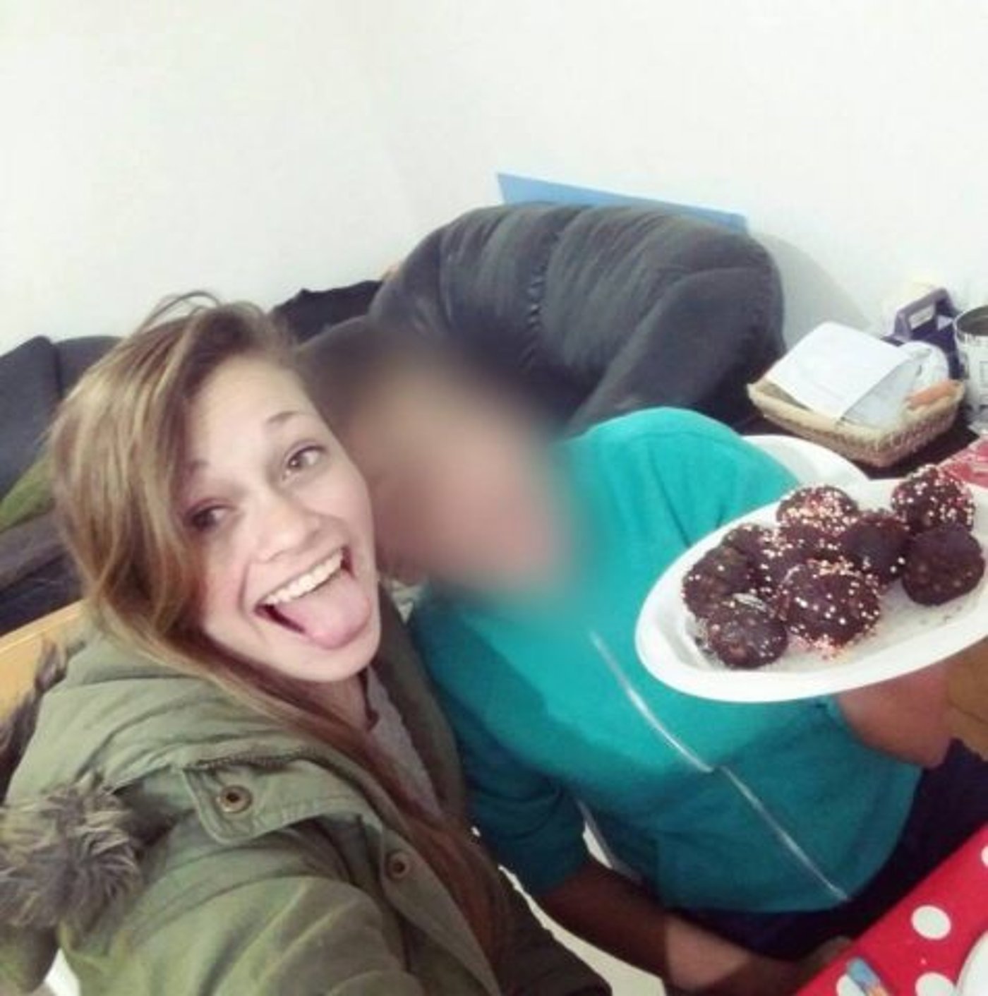 עדין לא מעכלת שהיא הולכת להיות מצטיינת, בתמונה: קשת במהלך התנדבות עם ילד רווחה