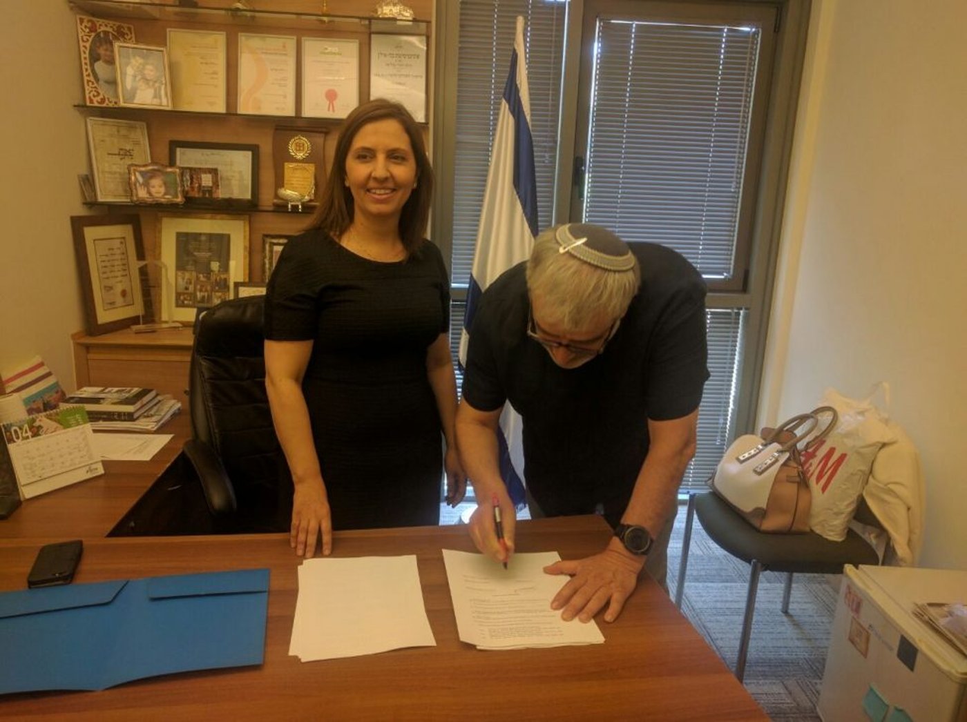 יו"ר מועצת בנימין אבי רואה חותם על ההסכם