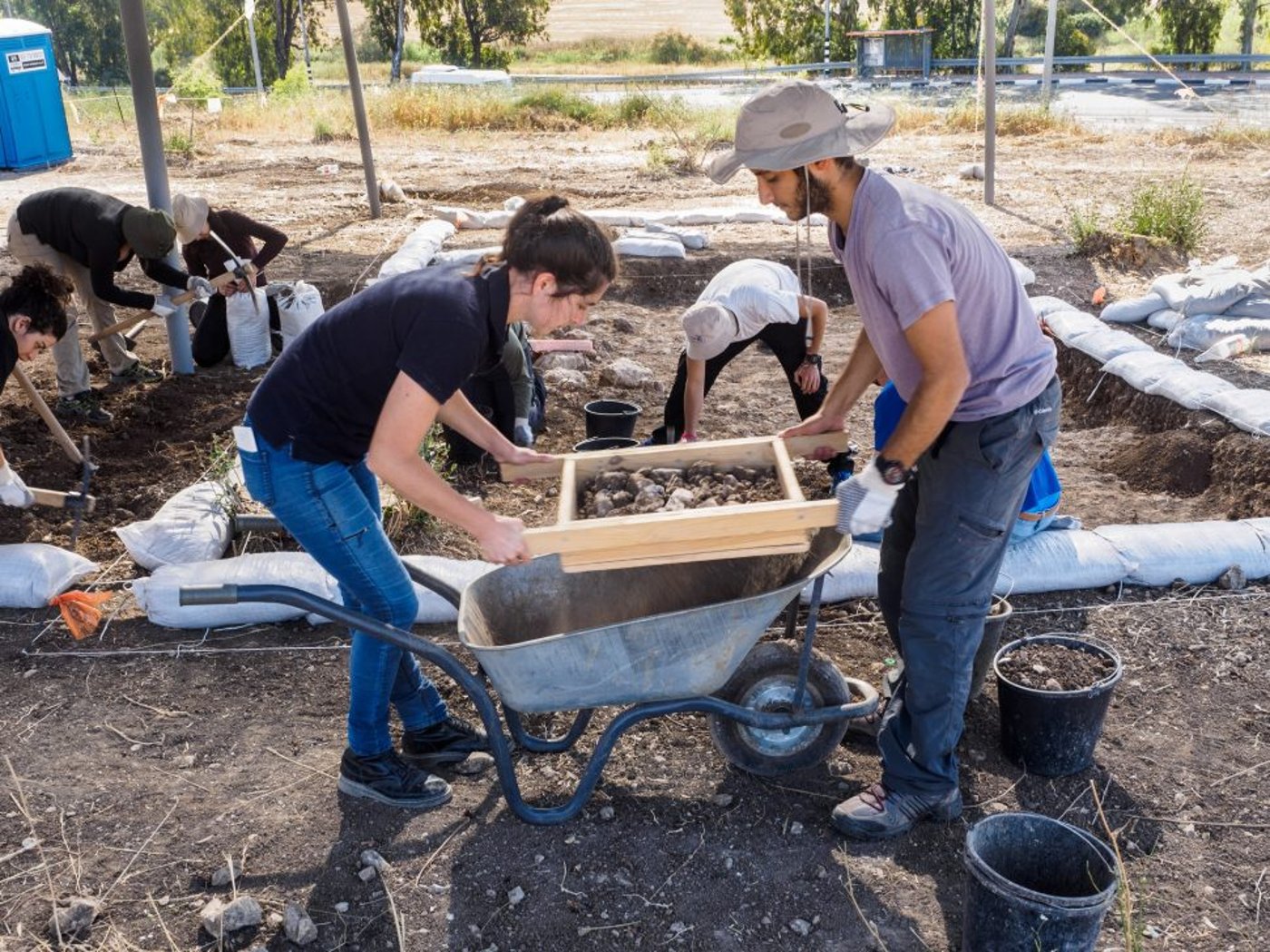תלמידי מכינת חנתון באתר החפירות (אסף פרץ, רשות העתיקות)