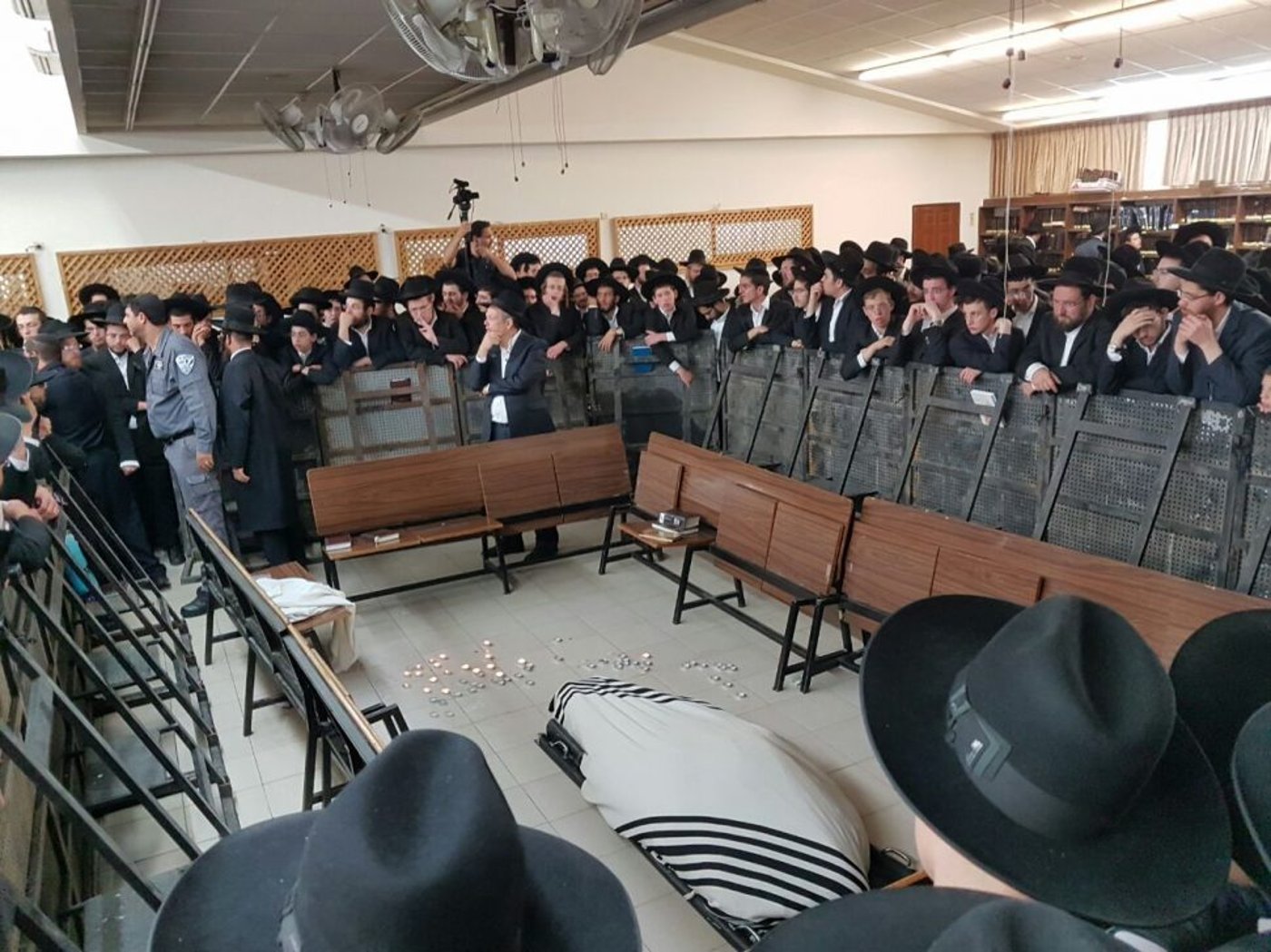 אלפים בהלווית הרב יעקב בורנשטיין בבני ברק