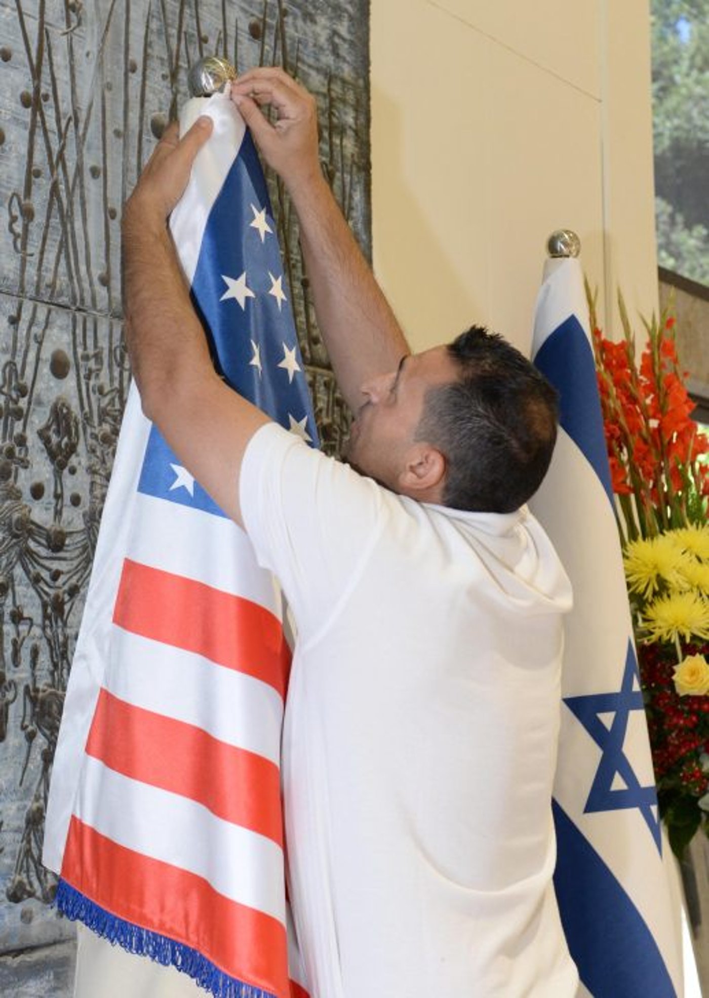 מגהצים את הדגלים: כך מתכוננים לביקור טראמפ