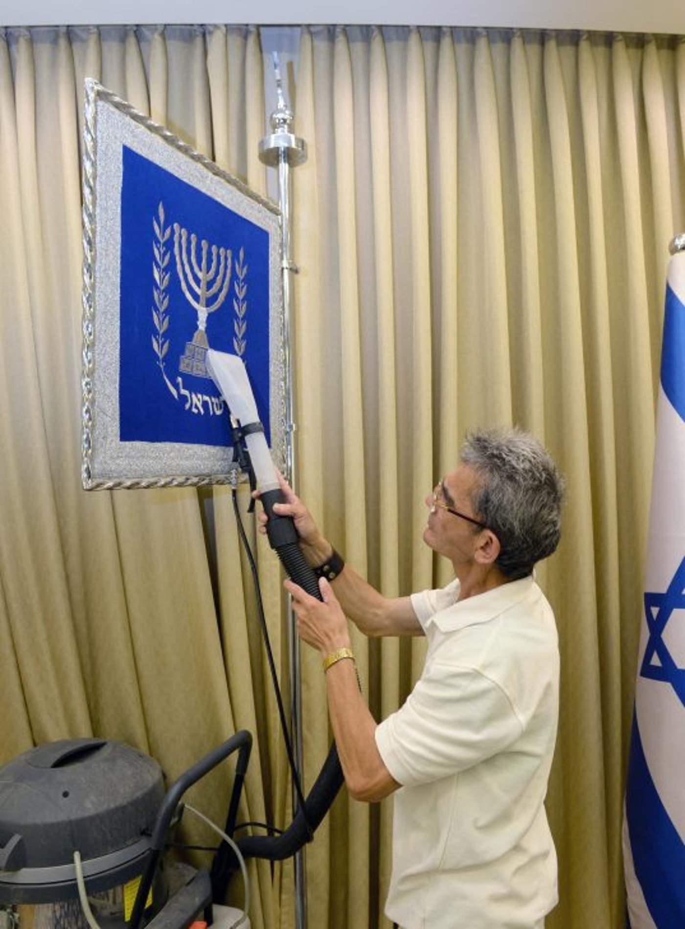 מגהצים את הדגלים: כך מתכוננים לביקור טראמפ