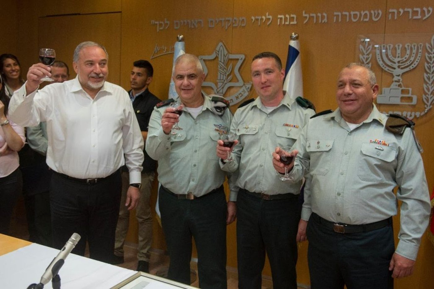 מנליס שני מימין
