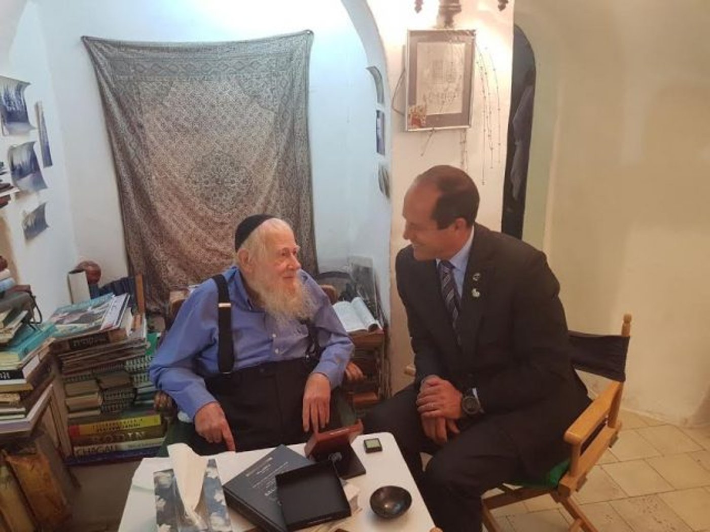 תיעוד מרגש: ברקת הפתיע את הרב שזכה בפרס. צפו