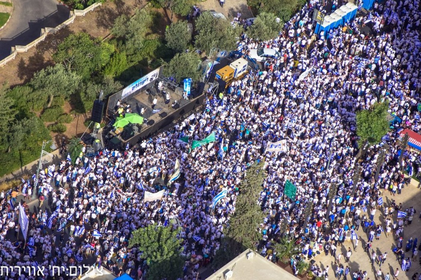 עשרות אלפי סרוגים בריקוד הדגלים בירושלים