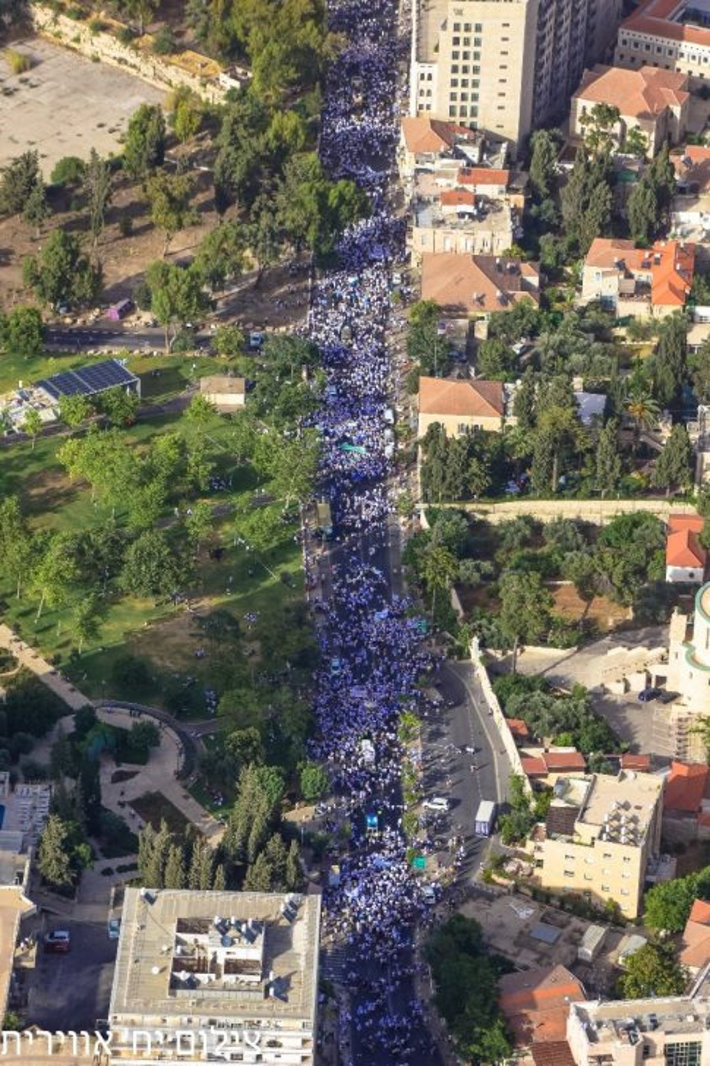 עשרות אלפי סרוגים בריקוד הדגלים בירושלים