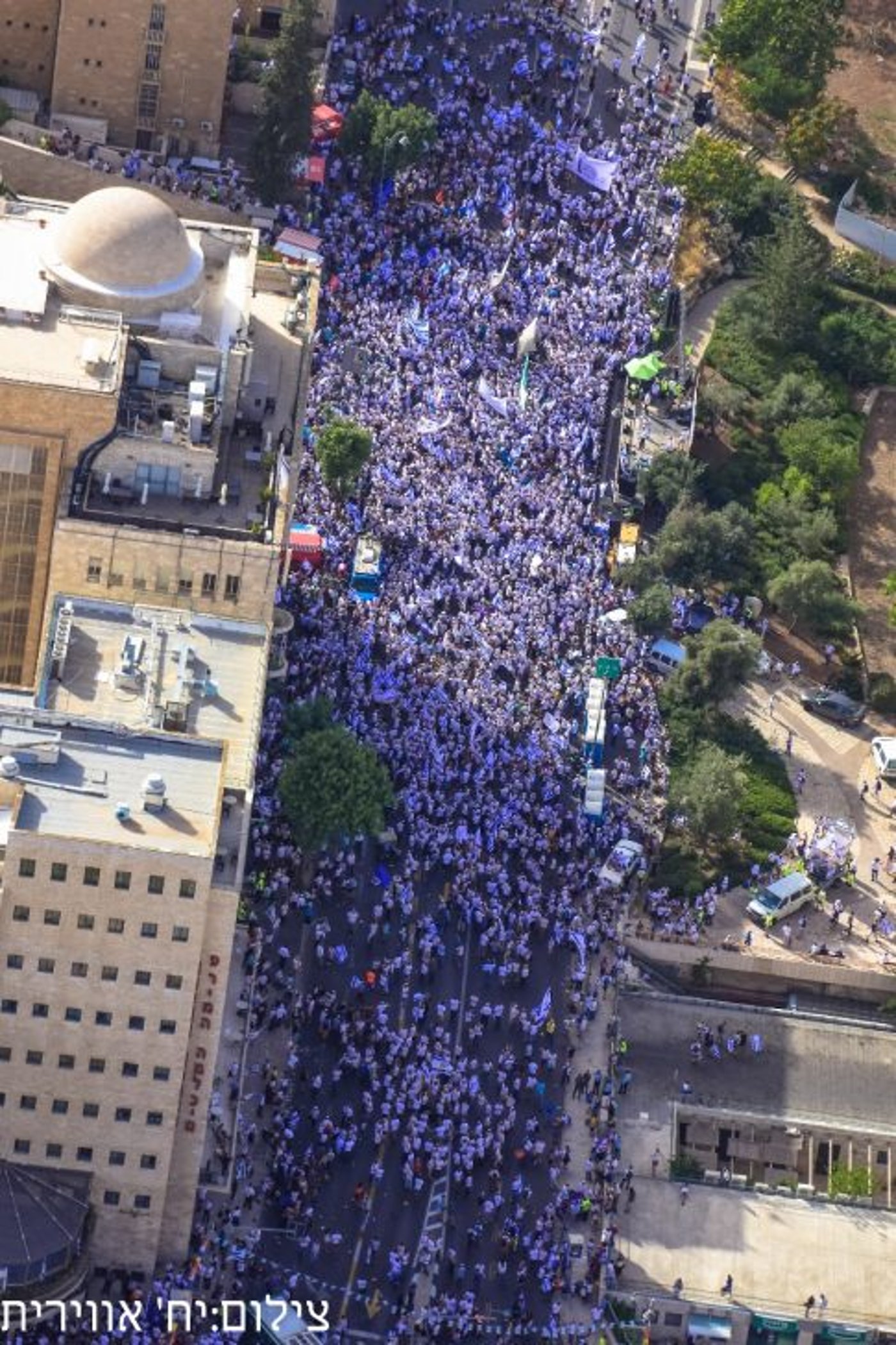 עשרות אלפי סרוגים בריקוד הדגלים בירושלים
