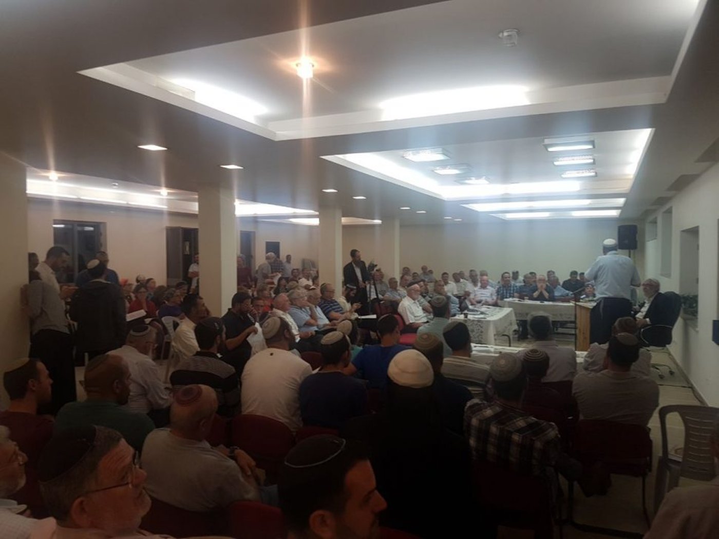 עשרות בשיעור השבועי בבית המדרש של הרב אלון