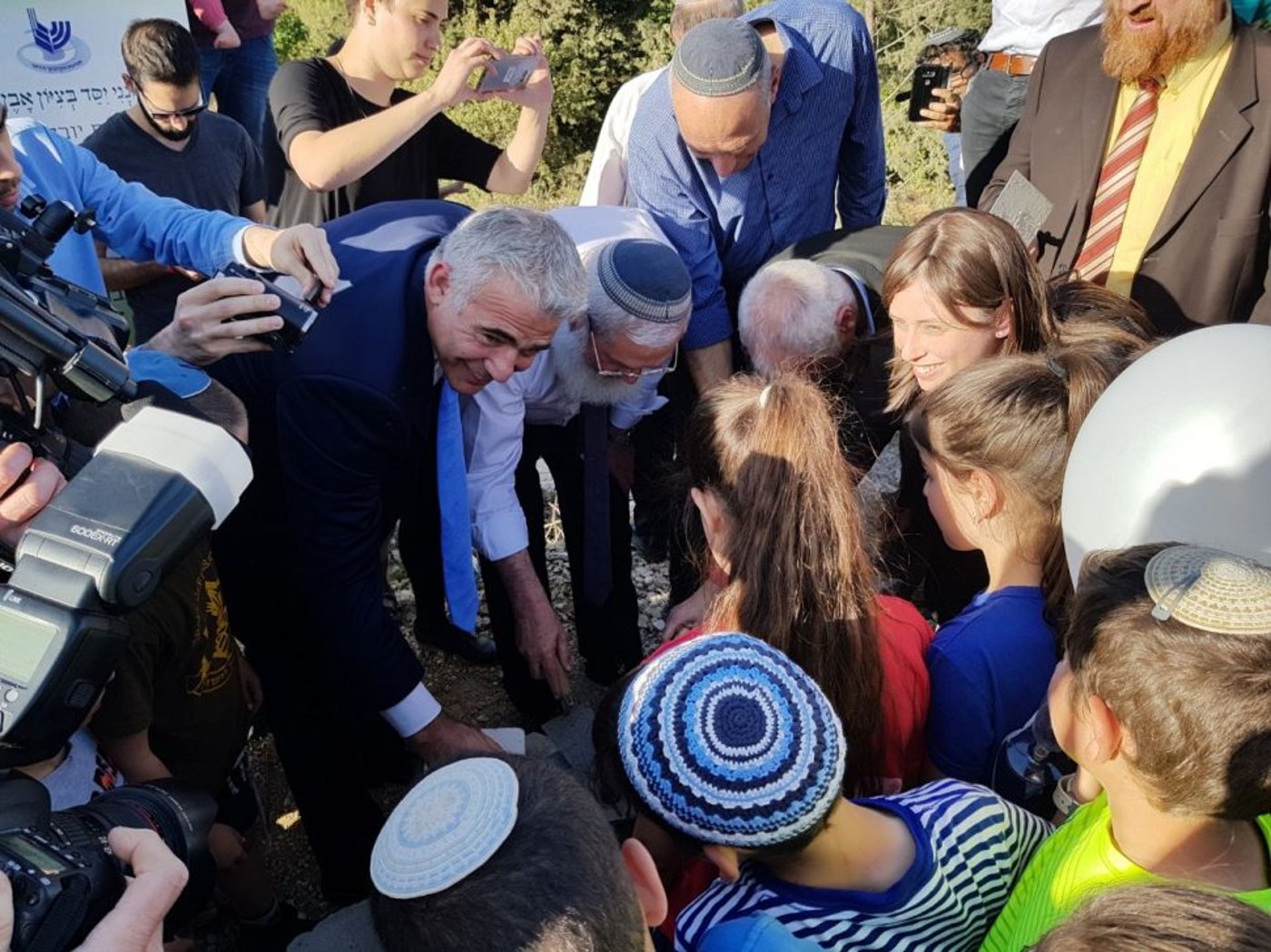 חברי הכנסת גליק, חוטובלי, יוגב, בן דהן ולפיד בהנחת אבן הפינה (כפר עציון)