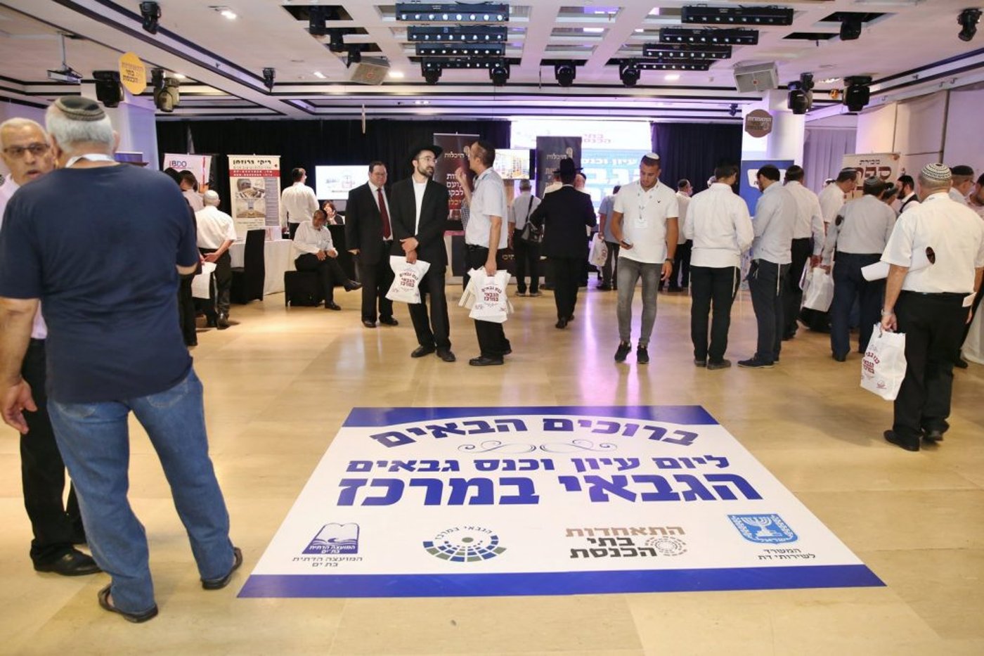 הרב לאו לגבאים: "הרחיקו את העלונים מבית הכנסת"
