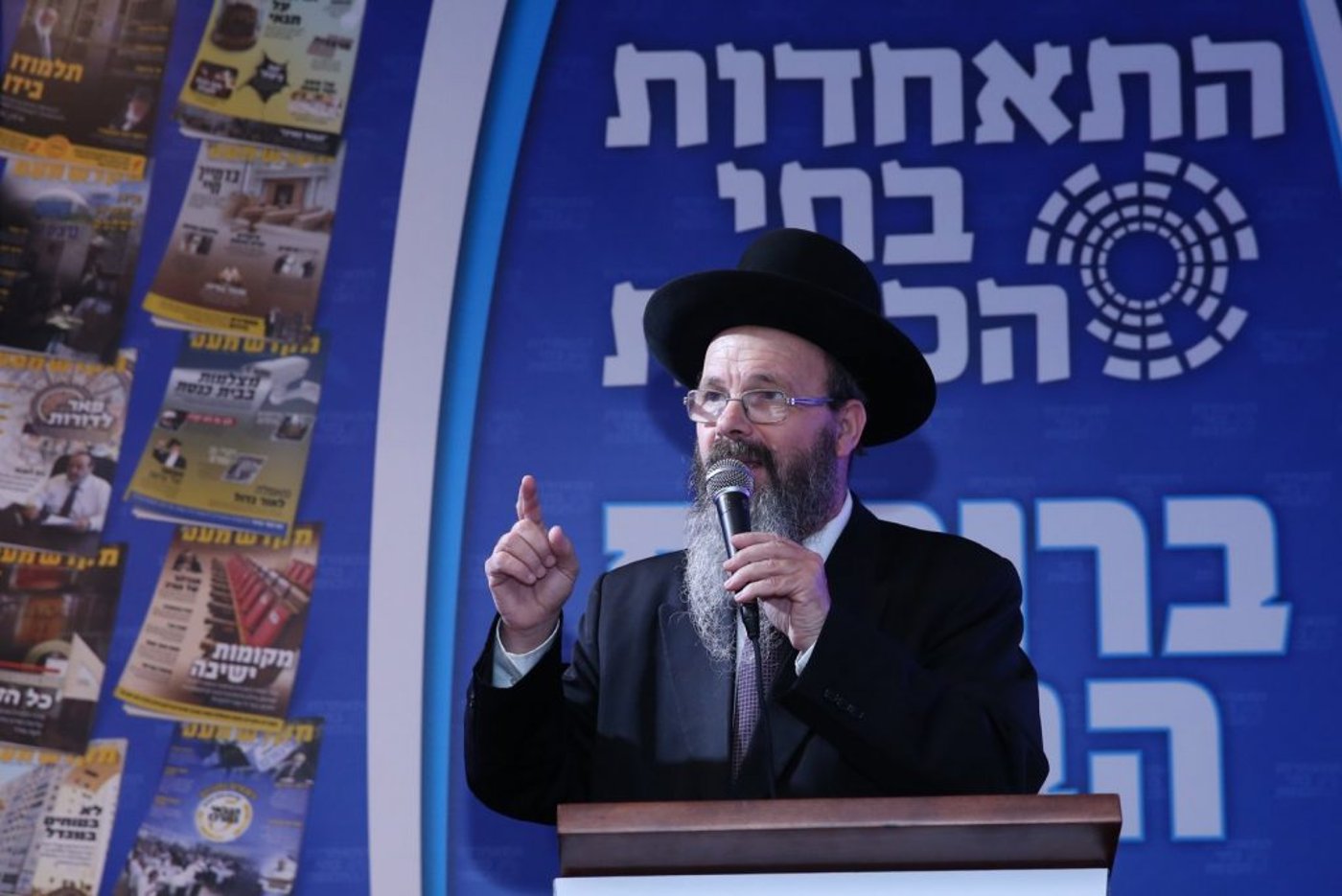 הרב לאו לגבאים: "הרחיקו את העלונים מבית הכנסת"
