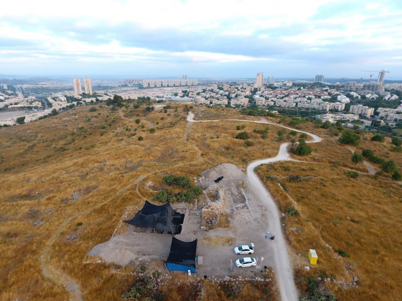 חפירת התיתורה במודיעין – צילום אווירי: יצחק מרמלשטיין, רשות העתיקות