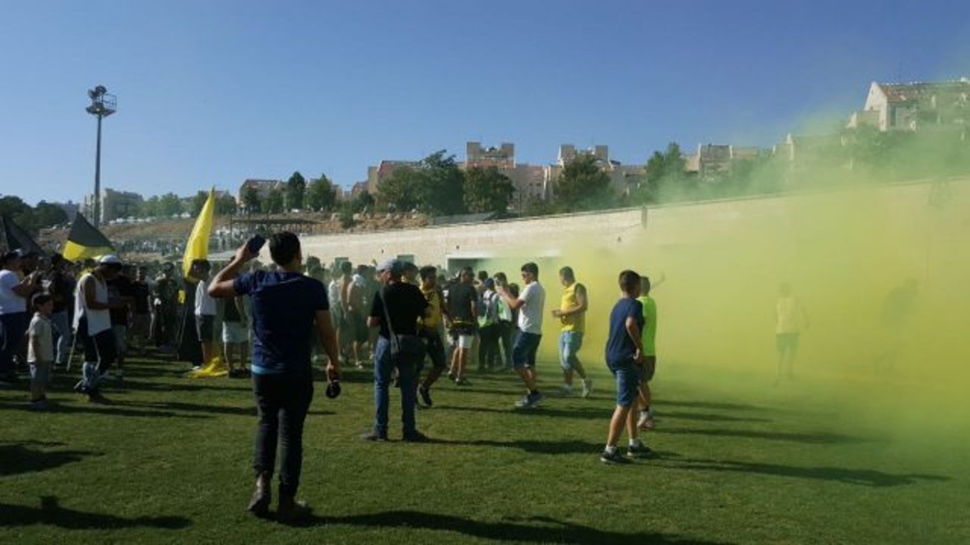 צפו: אוהדי בית"ר ירושלים בקבלת פנים לשחקנים