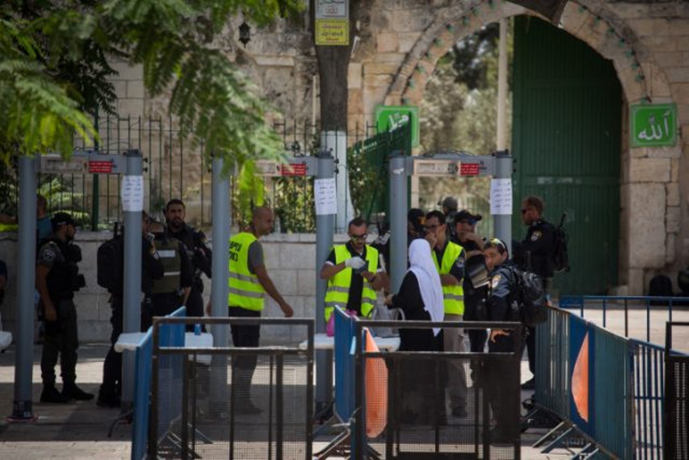 גלאי המתכות החדשים בכניסה להר הבית. עוררו סערה בקרב הפלסטינים