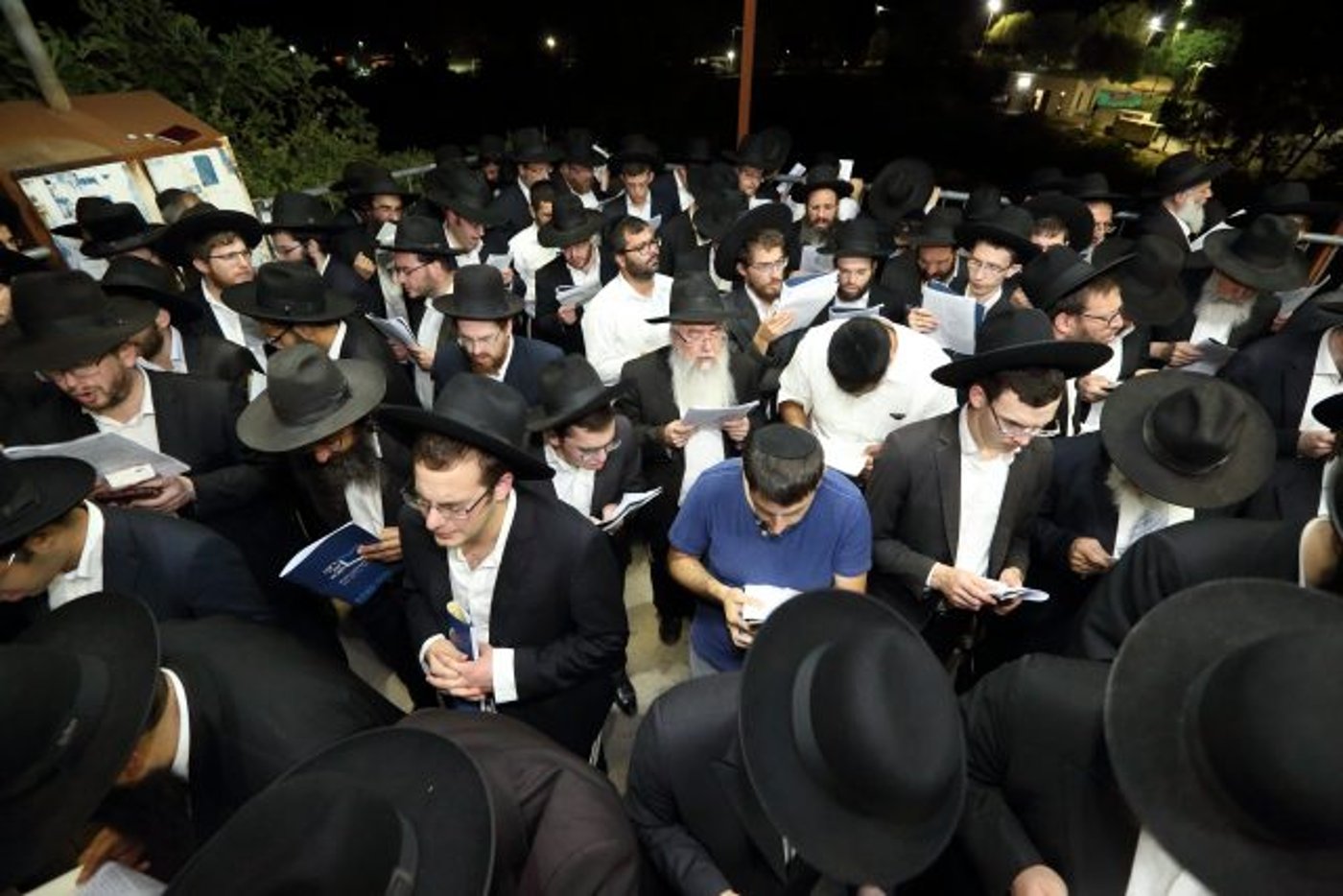 ט"ו באב של אהבה וישועה: המוני רווקים ורווקות במעמד התפילה המסוגל שע"י "רינה של תורה" בחצות ליל בעמוקה