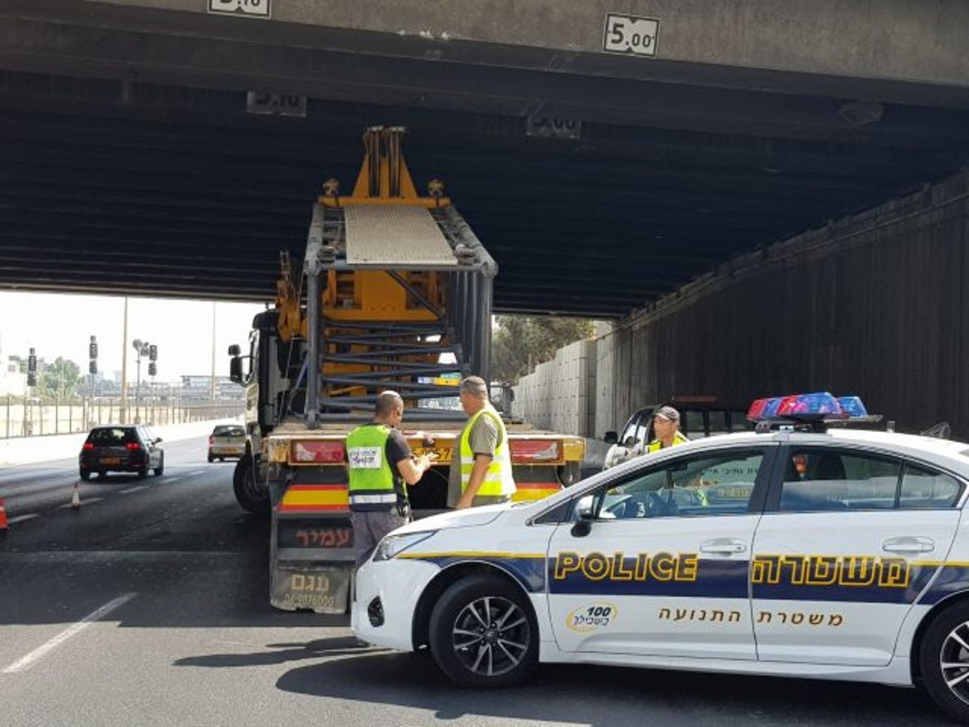 בפעם השלישית בשבוע: שוב משאית התנגשה בגשר