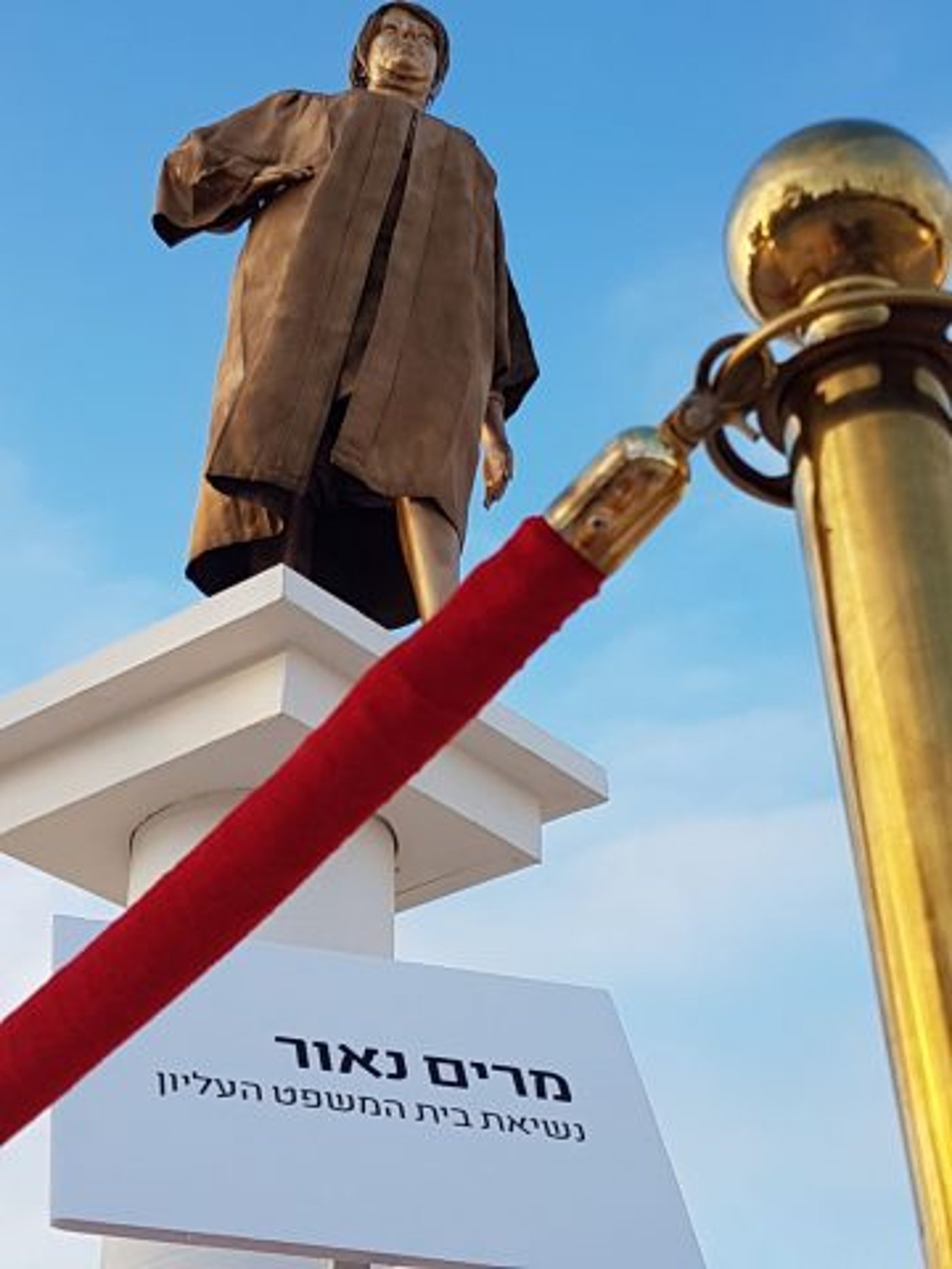 מציבי "פסל הזהב של נאור" חושפים את עצמם