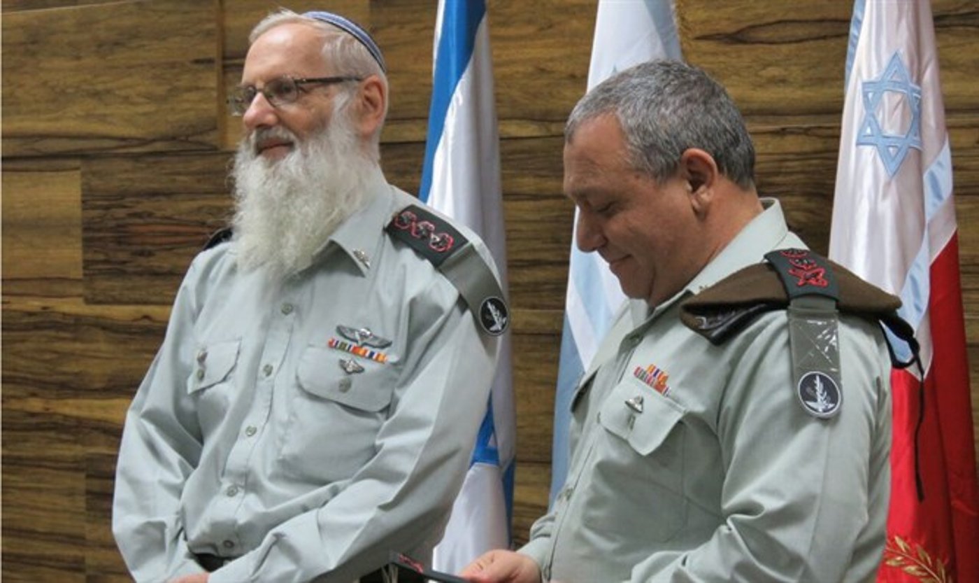 הרב קרים והרמטכל שאז איזנקוט בטקס המינוי של הרבצ"ר