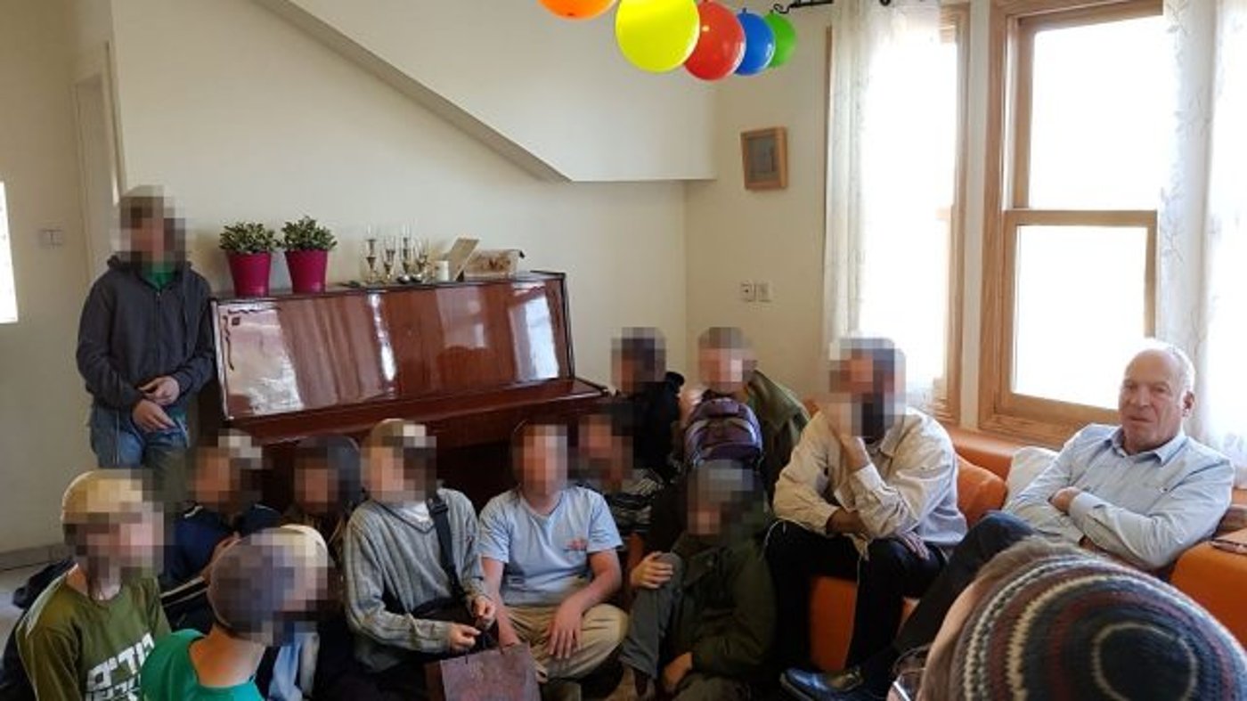 אריאל ביקר את ילדי הלינץ' ומתח ביקורת על צה"ל