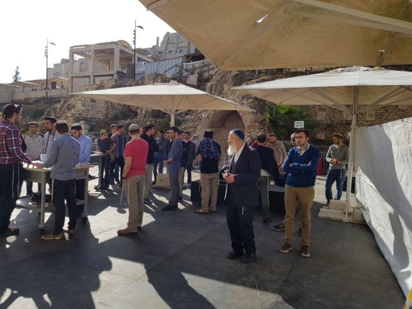 הרב אבינר ותלמידי ישיבה ב'כותל הרפורמי'