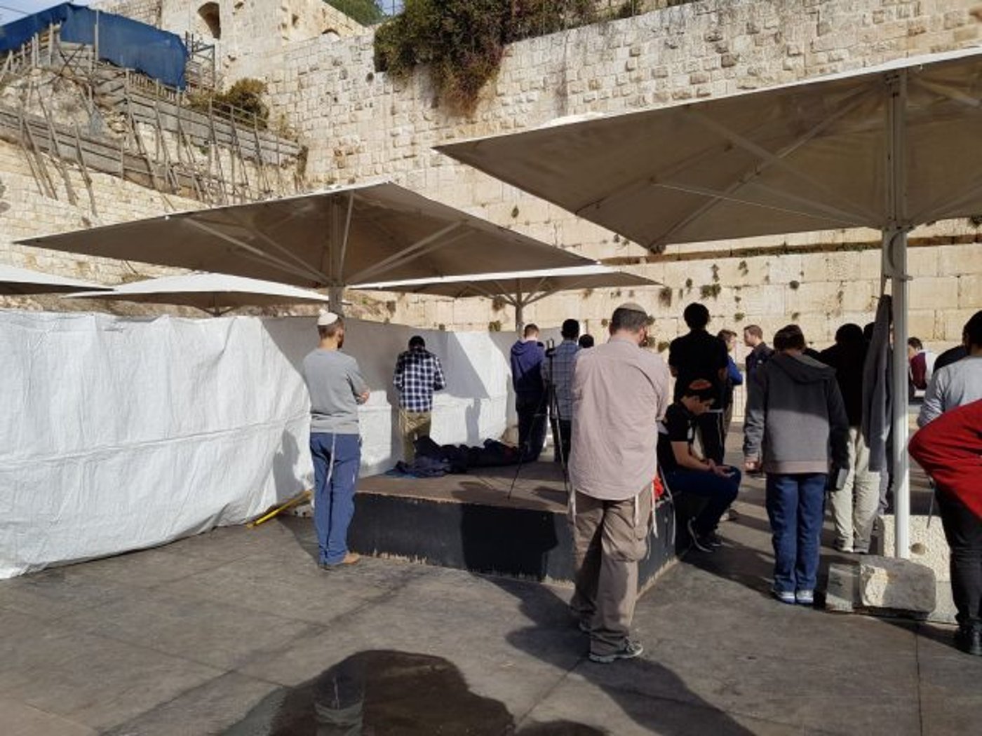 לפני בג"צ: עשרות התפללו בהפרדה ב'כותל הרפורמי'