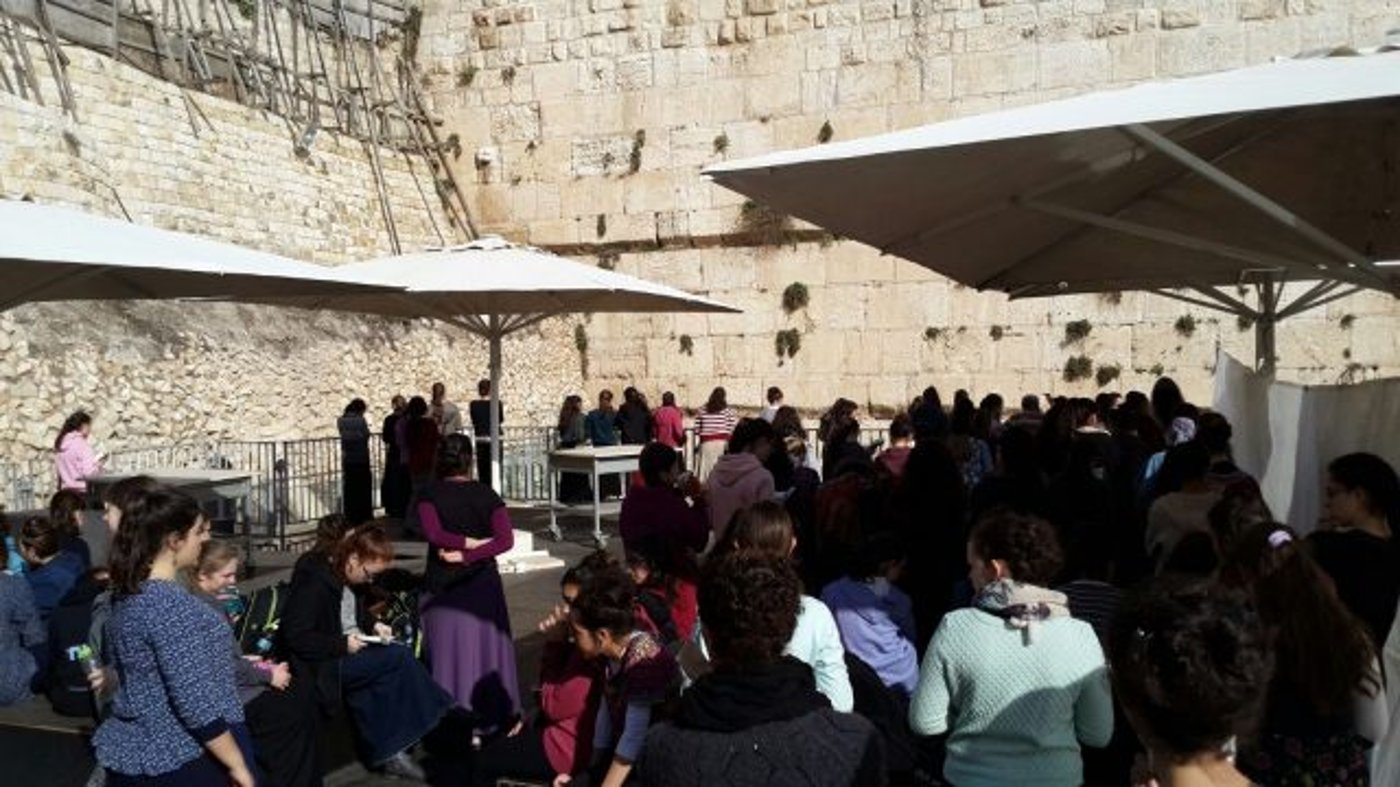 לפני בג"צ: עשרות התפללו בהפרדה ב'כותל הרפורמי'