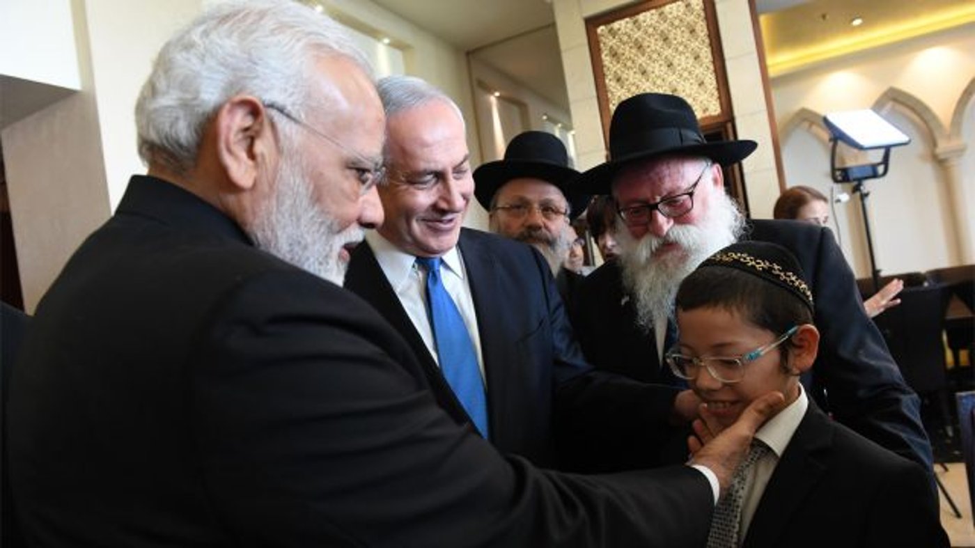 נתניהו וראש ממשלת הודו נרדרה מודי בפגישתם עם הילד מוישי הולצברג בחודש יולי האחרון