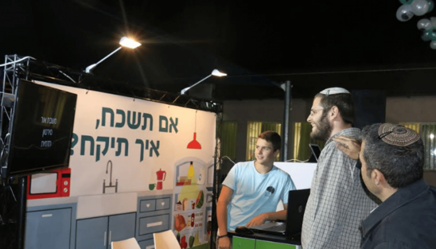 ​תלמידים פיתחו נטלה ללא מגע יד לבעלי מוגבלויות