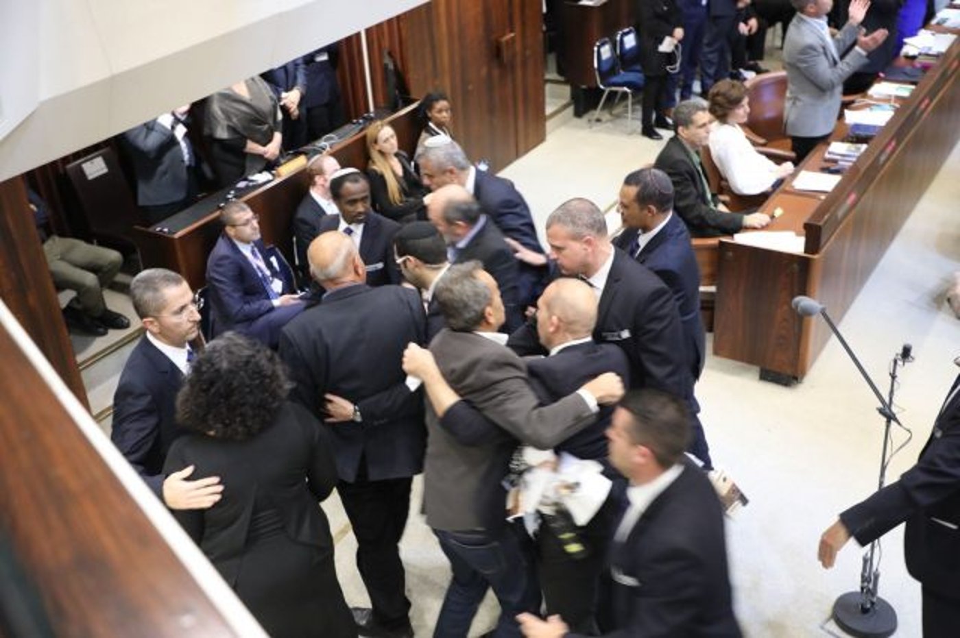 הח"כים הערבים הפריעו לנאום פנס והורחקו. צפו