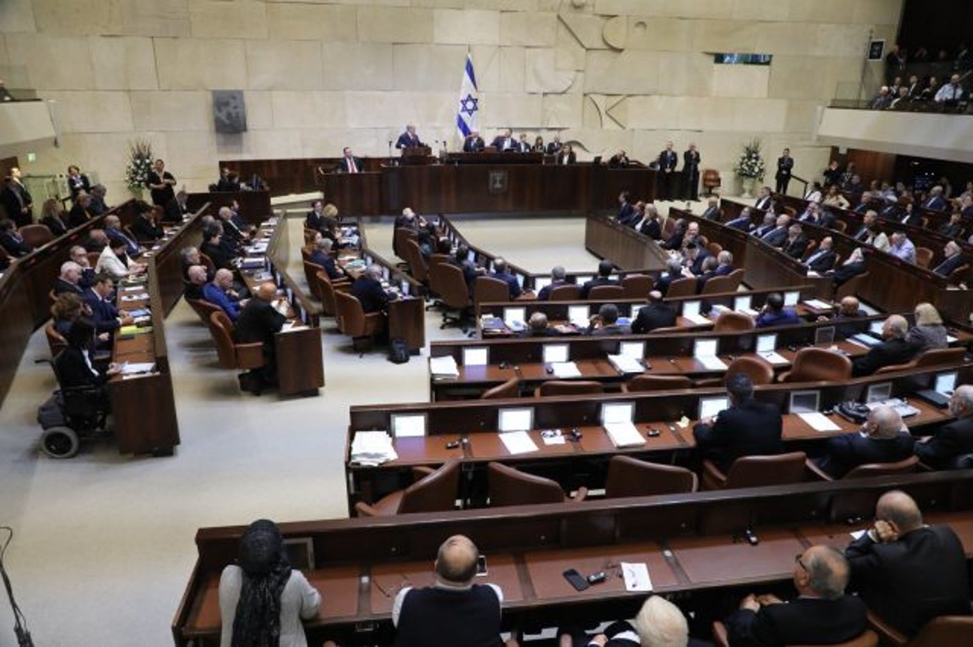 מחאו לו כפיים. מליאת הכנסת בזמן נאומו של פנס 
