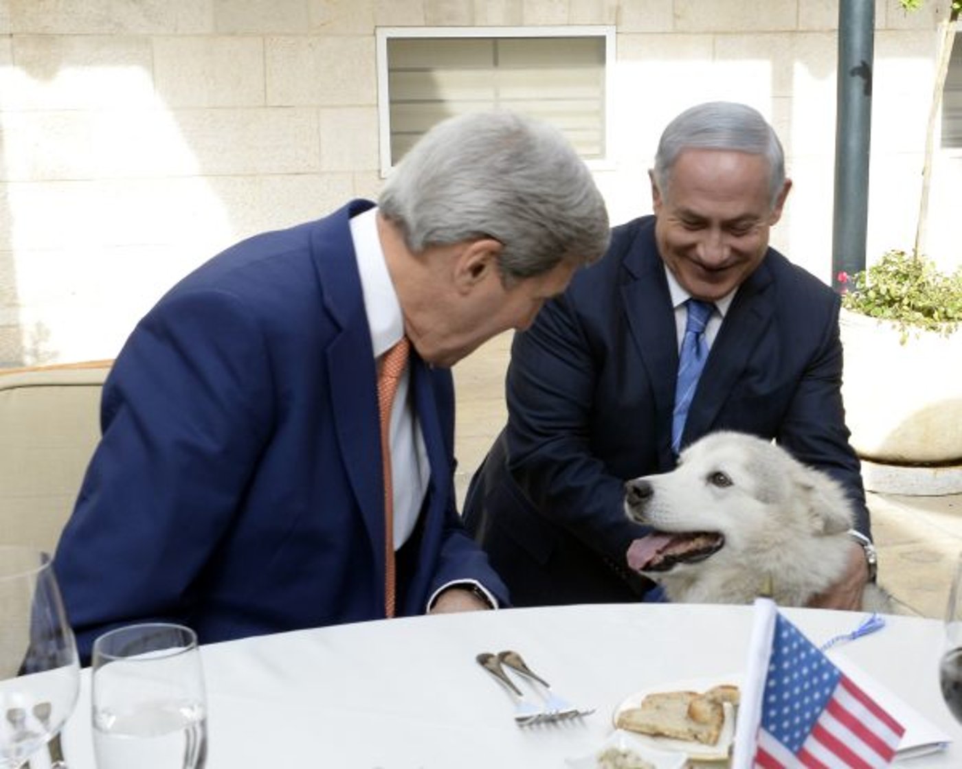 מארחת את מזכיר המדינה האמריקני ג'ון קרי