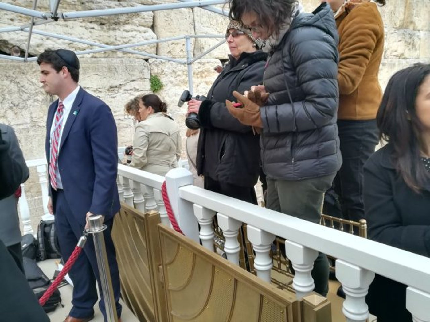העיתונאיות מאחורי המחיצה (טל שניידר)