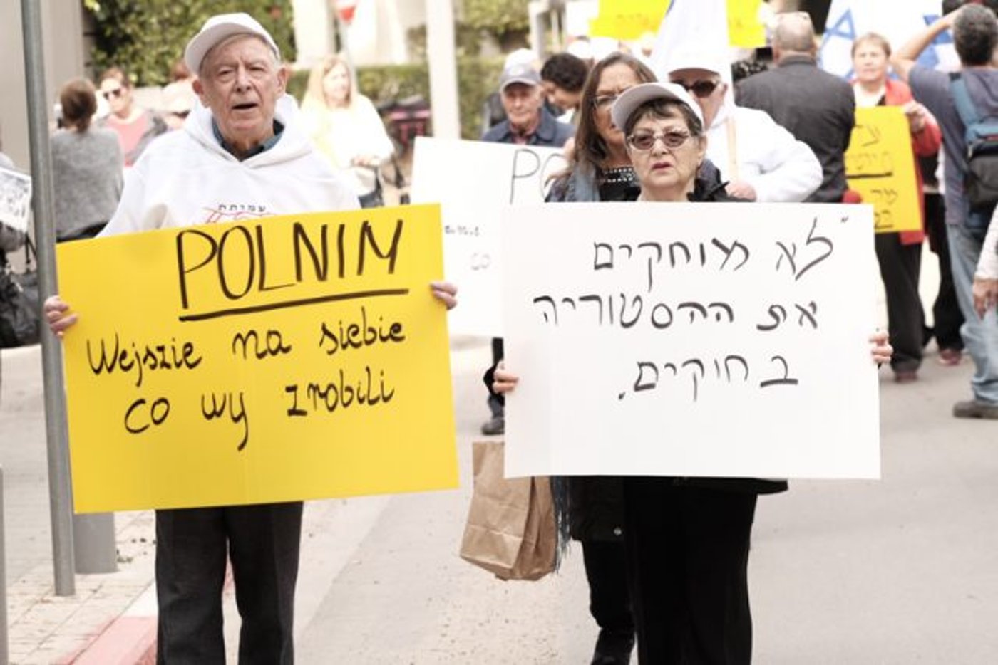 "לעולם לא נשכח מה עשיתם לנו". ניצולי השואה מוחים מול שגרירות פולין
