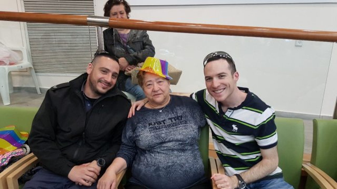 "היה כל כך כיף לראות אותה מחייכת". עמיר אזרזר וניצולת השואה פולה זלמנוביץ' חוגגים
