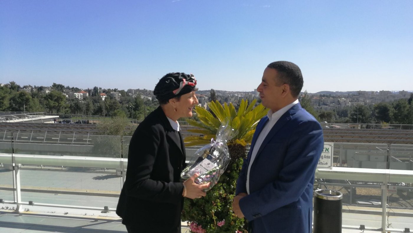 איך השמאל הגיב כשמועלם הביאה משלוח מנות מיו"ש?