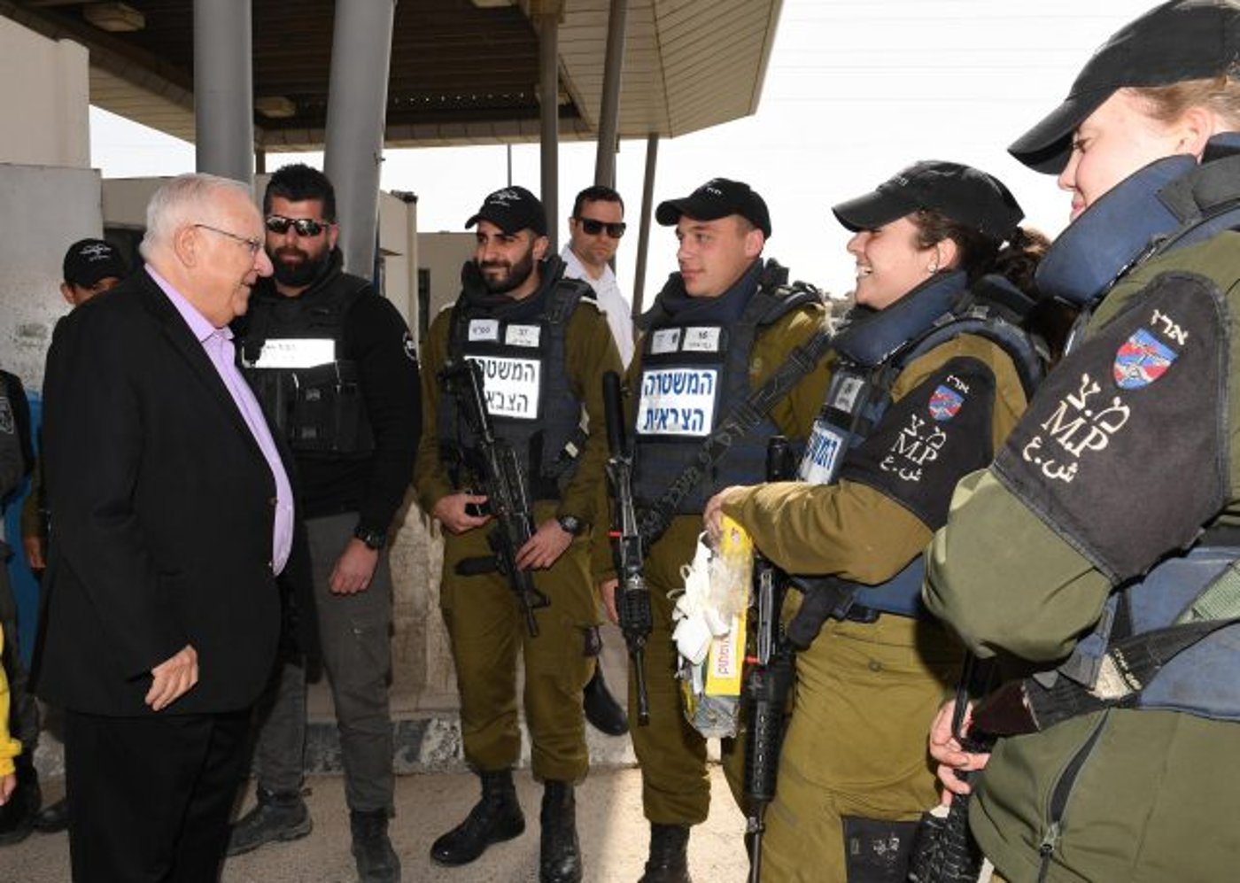 הנשיא במבצע חלוקת משלוחי מנות ללוחמי מג"ב