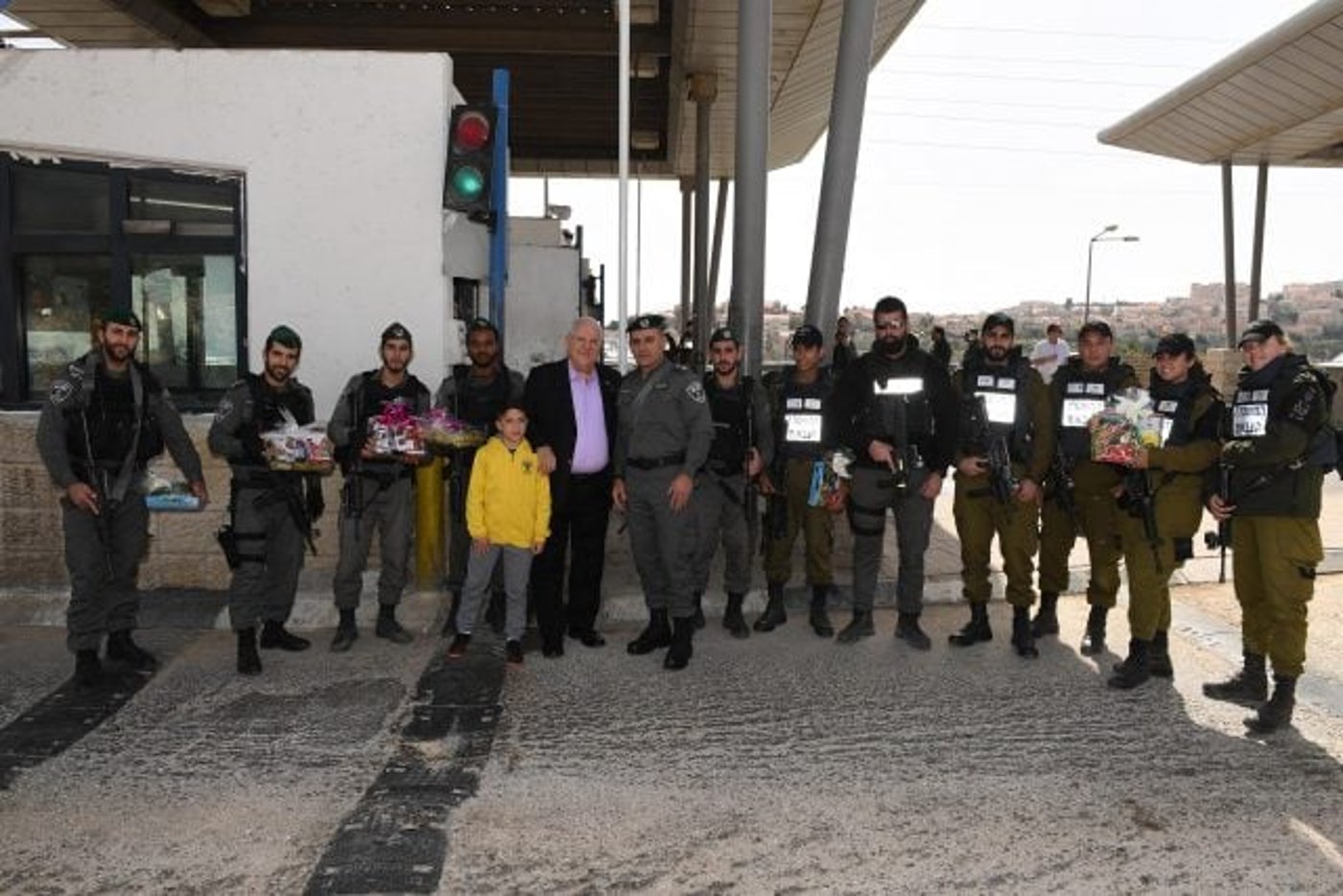 הנשיא במבצע חלוקת משלוחי מנות ללוחמי מג"ב