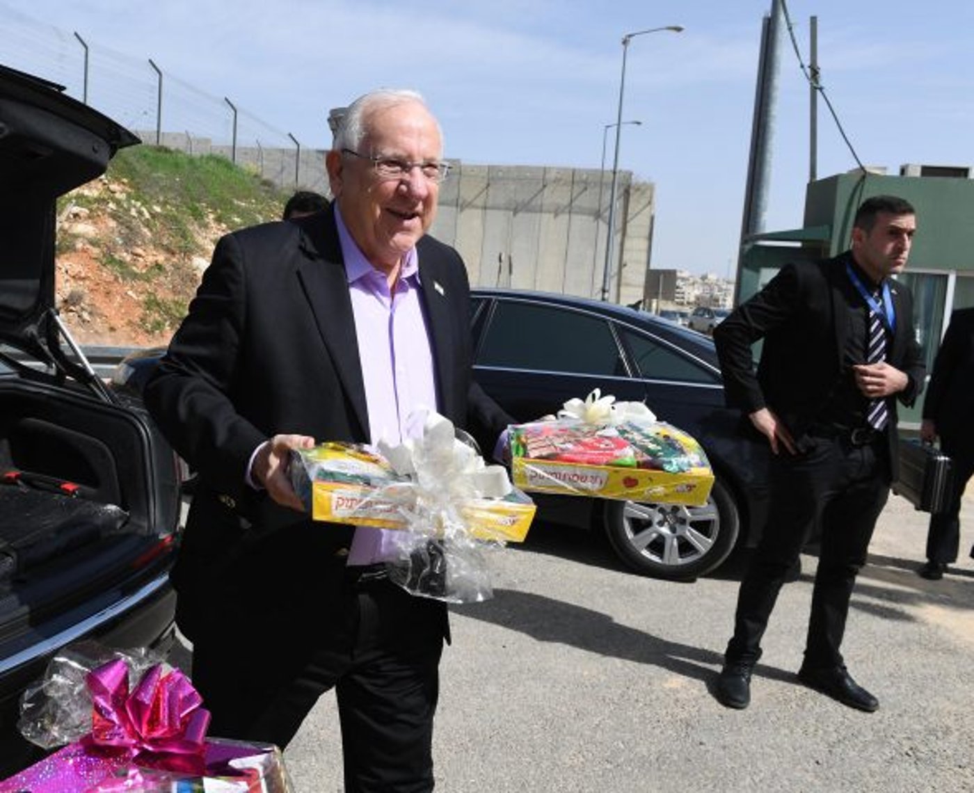 הנשיא במבצע חלוקת משלוחי מנות ללוחמי מג"ב